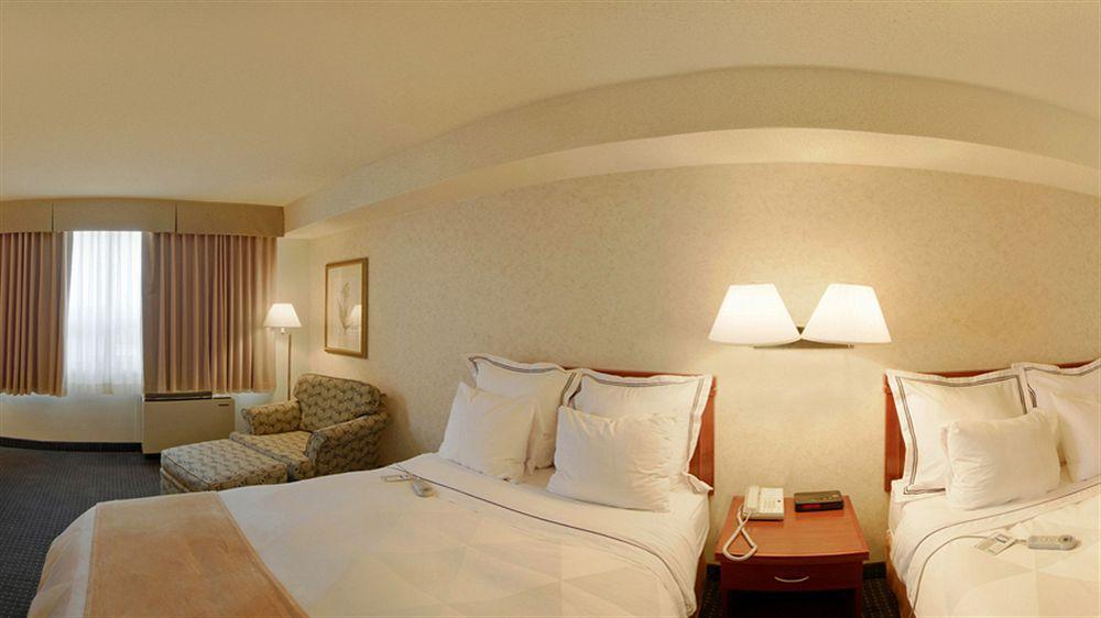 Holiday Inn Hotel & Suites London By Ihg Екстериор снимка