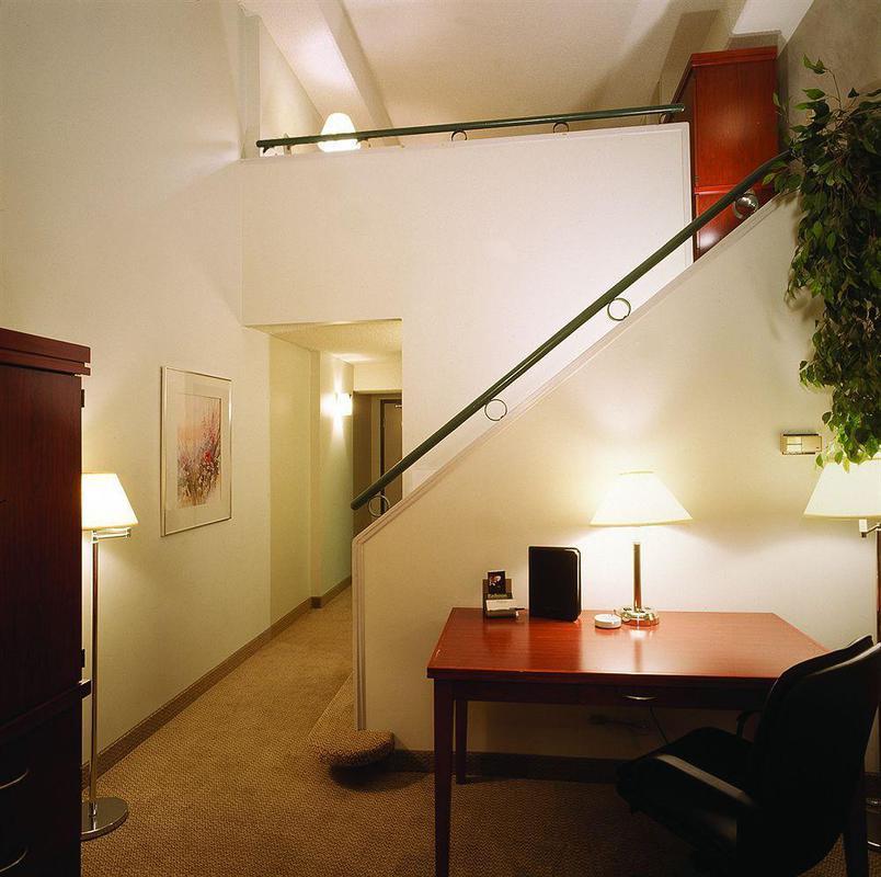Holiday Inn Hotel & Suites London By Ihg Екстериор снимка