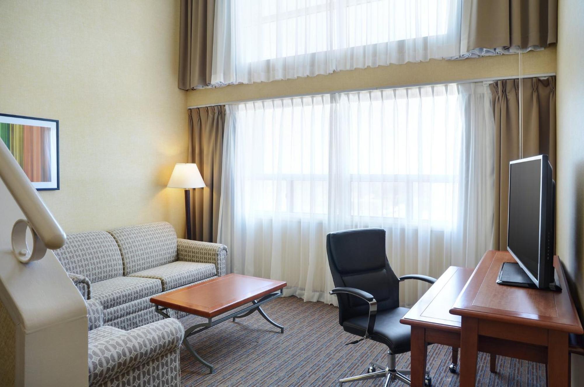 Holiday Inn Hotel & Suites London By Ihg Екстериор снимка