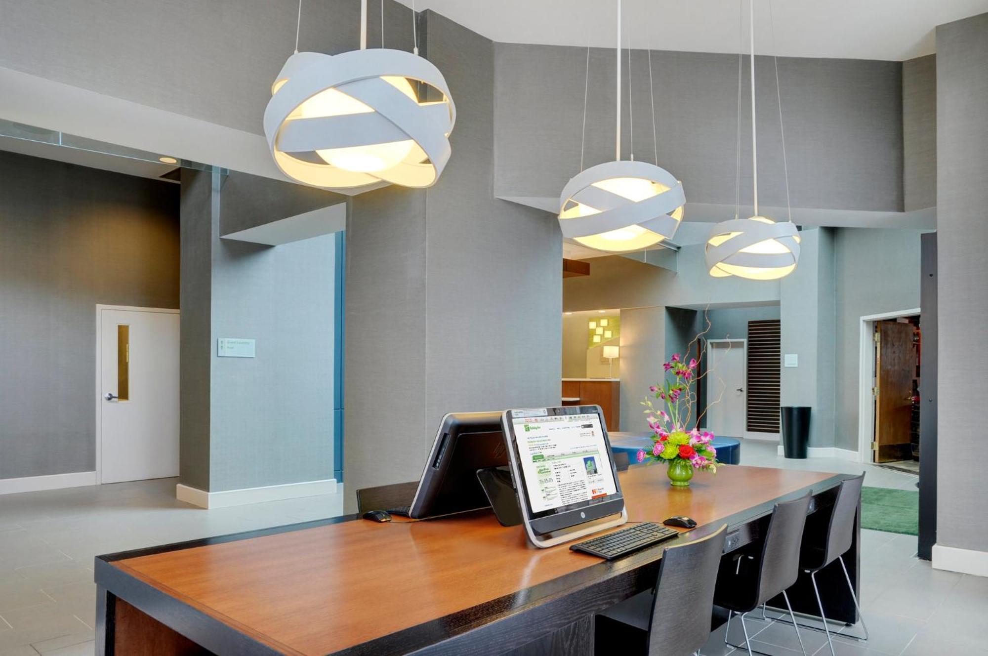 Holiday Inn Hotel & Suites London By Ihg Екстериор снимка