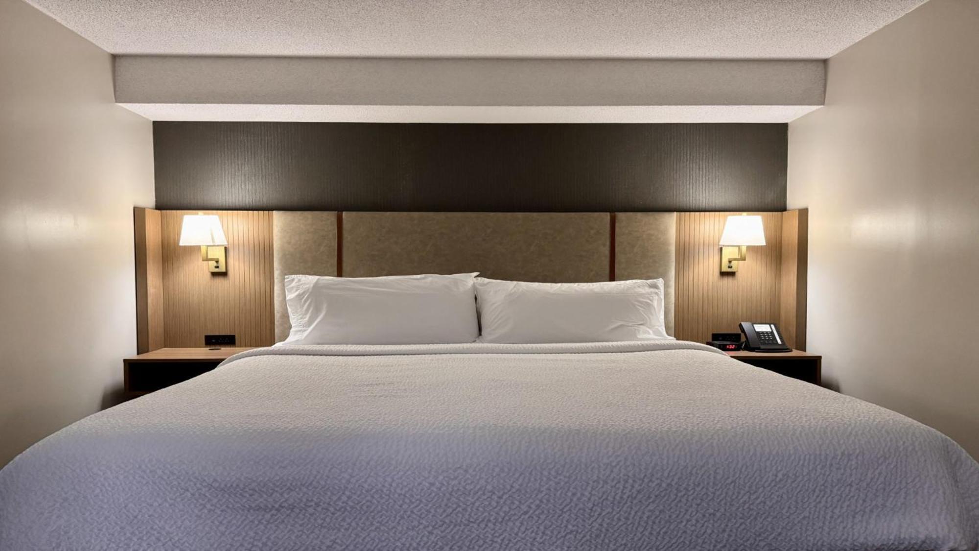 Holiday Inn Hotel & Suites London By Ihg Екстериор снимка