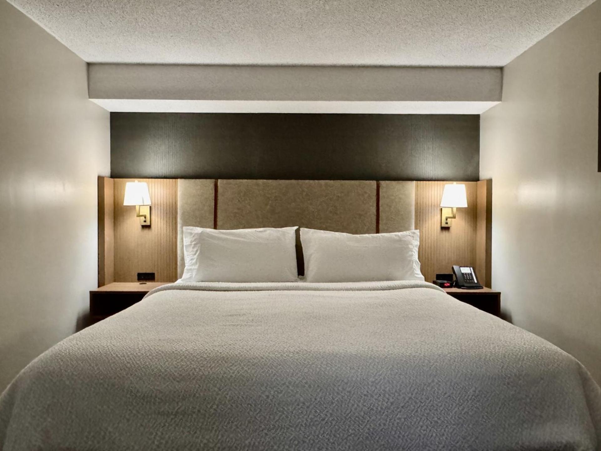 Holiday Inn Hotel & Suites London By Ihg Екстериор снимка