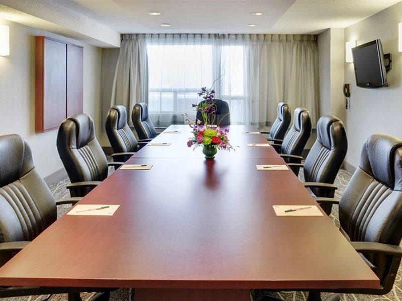 Holiday Inn Hotel & Suites London By Ihg Екстериор снимка