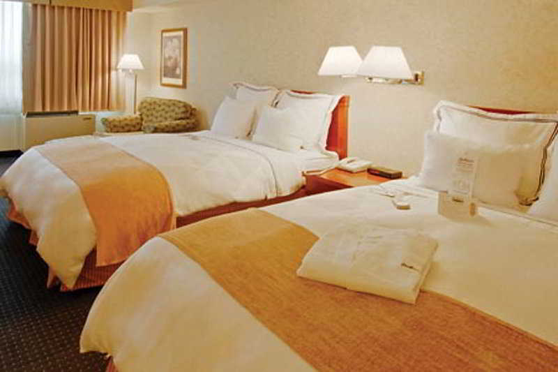 Holiday Inn Hotel & Suites London By Ihg Екстериор снимка