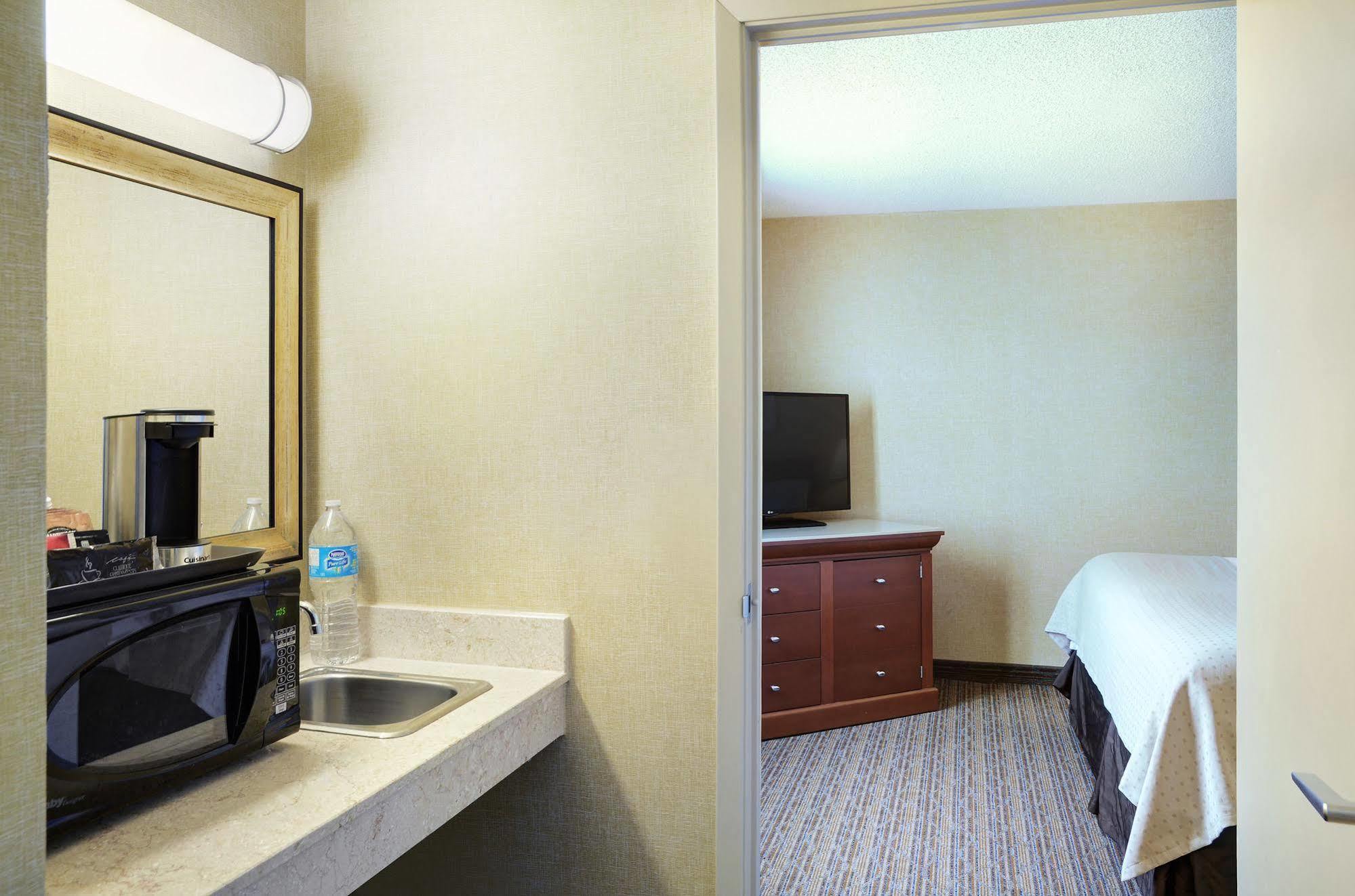 Holiday Inn Hotel & Suites London By Ihg Екстериор снимка