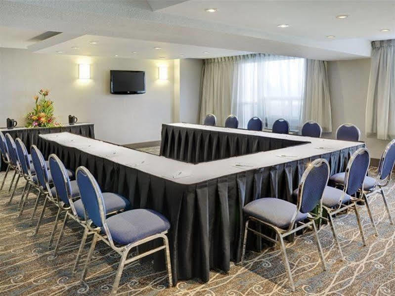 Holiday Inn Hotel & Suites London By Ihg Екстериор снимка