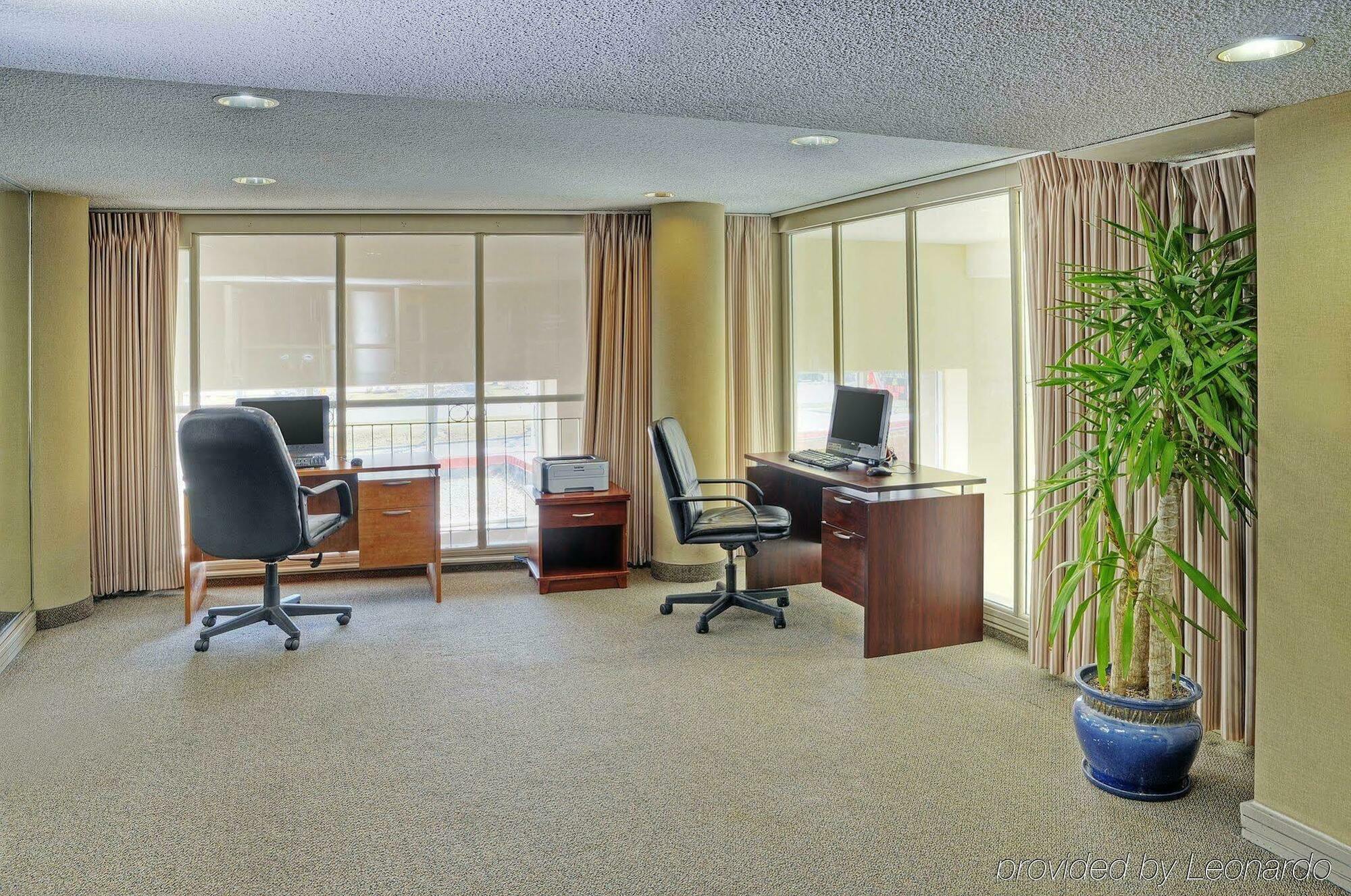Holiday Inn Hotel & Suites London By Ihg Екстериор снимка